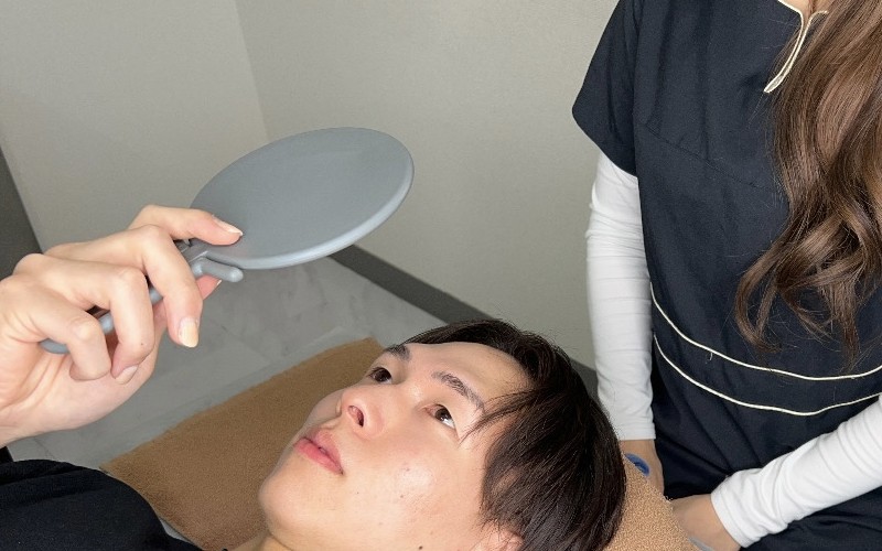 鏡で仕上がりを確認する様子